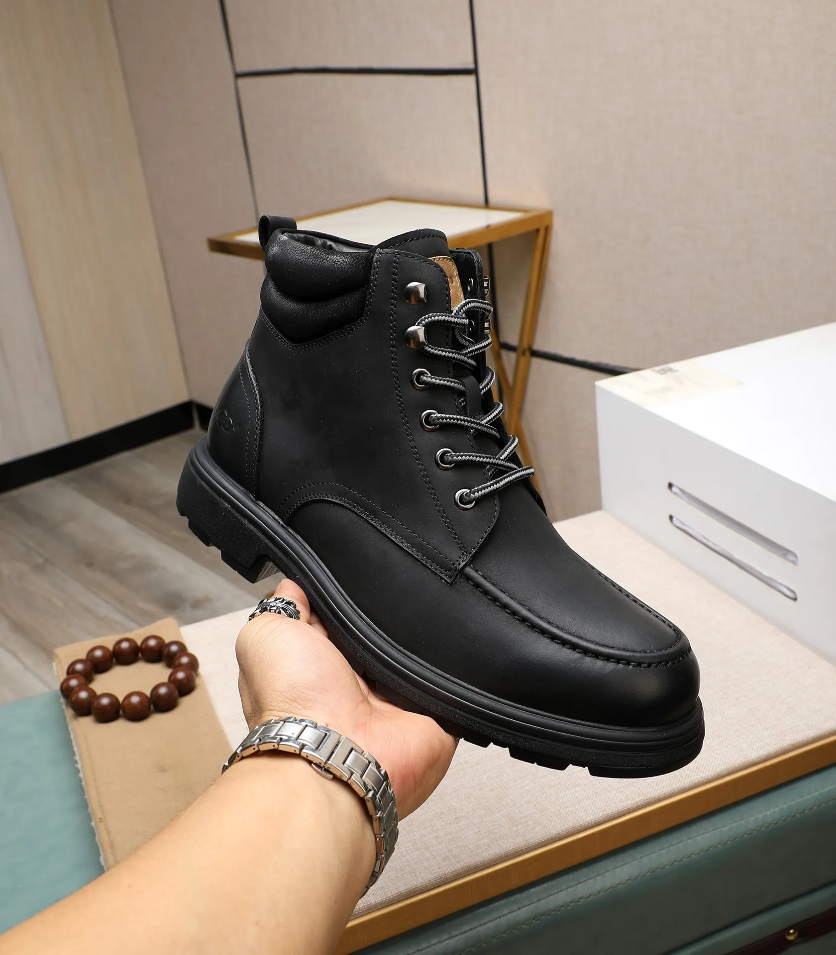 Men's men's shoes💰640 UGG (100% genuine wool lining, 10% off for fake ones) Please pay attention to the quality of the original order and compare the thickness of the wool🏮🏮Hot-selling UGG from Australia's warm luxury brand men's shoes, the official website is synchronized, Beckham men's style..., made of imported top-layer waxed cowhide, waxed toe cap, Australian real wool velvet lining Carefully sewn...Imported rubber Martin boots outsole (comfortable, soft and wear-resistant). I really like the quality..Exquisite workmanship. You can't put it down at first sight. Size 39-44